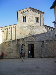 La facciata della Abbazia di Abbadia a Isola (16386 bytes)